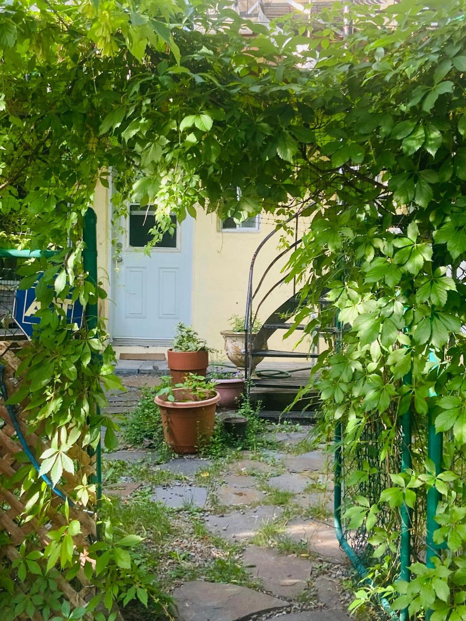 Cozy And Sunny Apartment In Little Italy Montreal Exterior photo